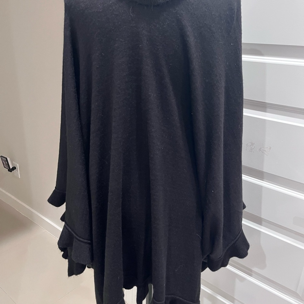 Black Ruffled Cape - Picture 6 of 11